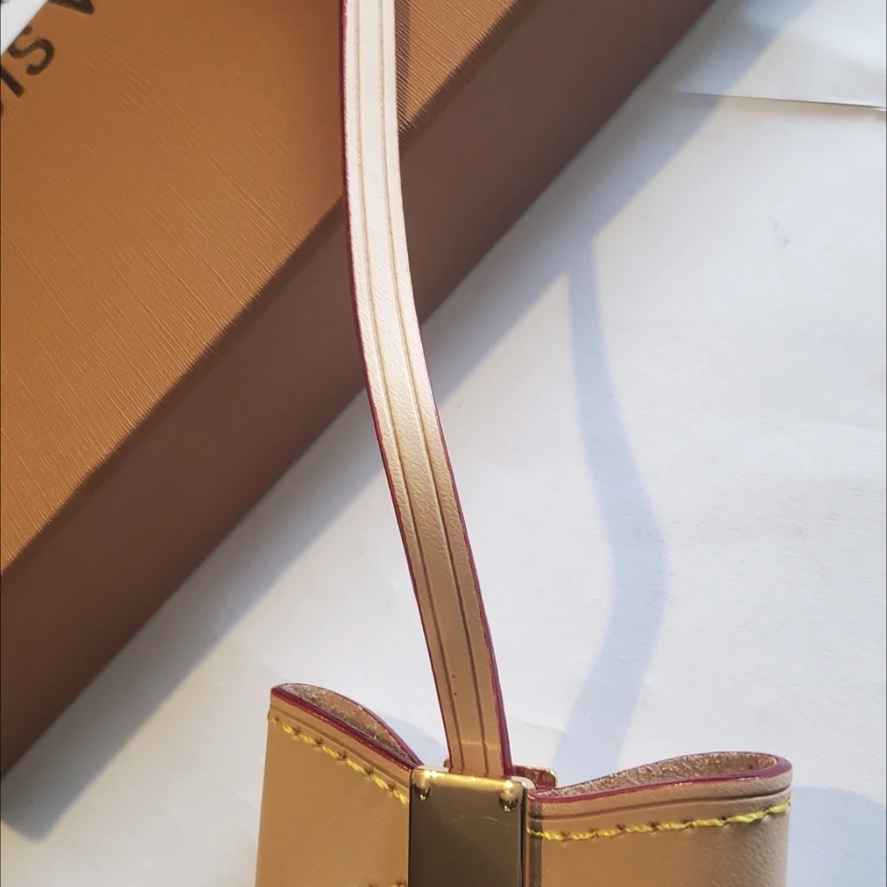 Louis Vuitton Beige Leather Luggage Tag - Picture 6 of 8